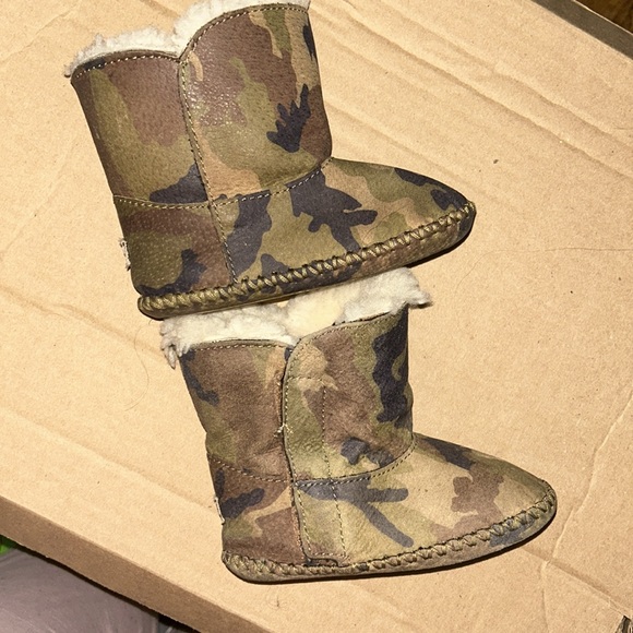 Ugg Unisex Caden Camo Infant Booties - Picture 2 of 7